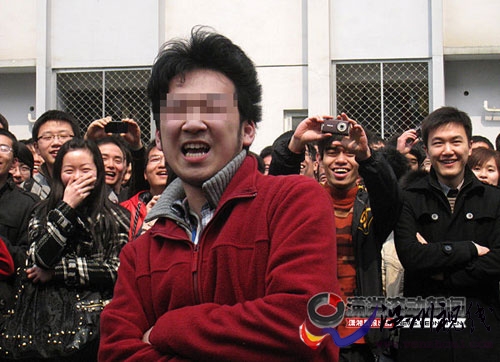 女大學(xué)生貼公告限時征男友引上千人圍觀(組圖)