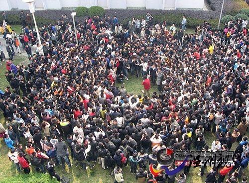 女大學(xué)生貼公告限時征男友引上千人圍觀(組圖)