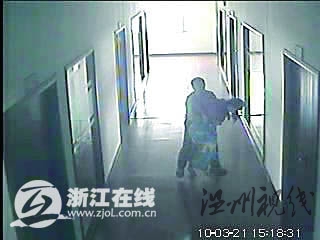 張董事長對吳小姐性騷擾的監控截屏