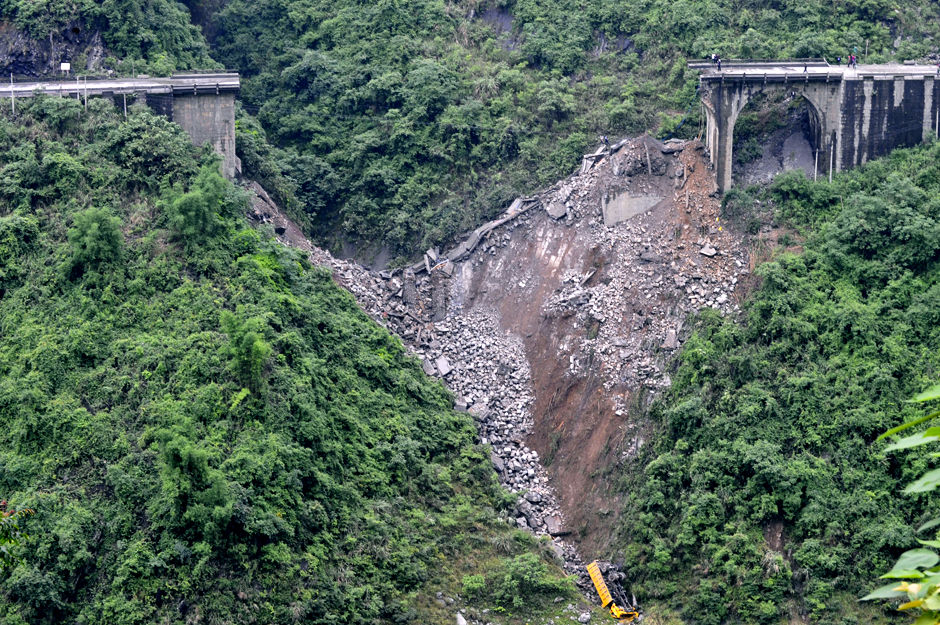 重慶一座建成12年大橋垮
