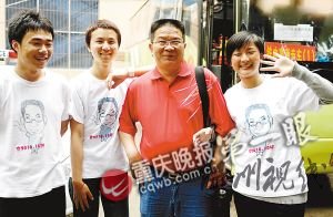 全班學生穿班主任頭像T恤上考場(圖)