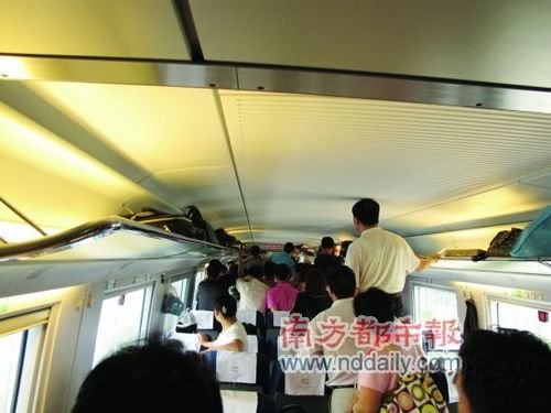 武廣高鐵故障 受困乘客失控砸窗潑水(圖)