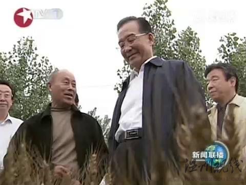 視頻：溫家寶在河南考察 親自駕駛拖拉機耕種