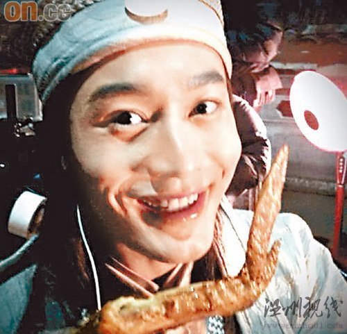 Angelababy千里喂黃曉明 片場探班櫻桃傳情
