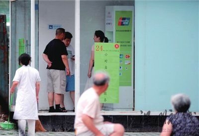 6月19日傍晚，不明情況的路人仍在使用“ATM機”，便衣警察上前勸說。