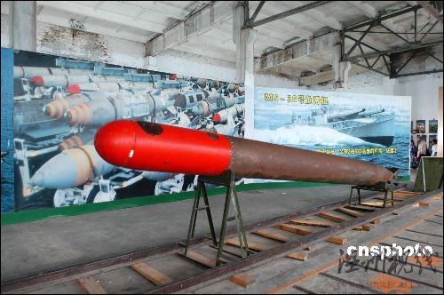 原中國魚雷發射試驗基地建造在青海湖南岸，因其在青藏公路151公里處，又被稱為151基地。其在完成了它的歷史使命之后，才被掀開神秘的面紗，被世人得知。現保留一部分原有的生產車間、實驗區和魚雷、電臺等實物供游人參觀。中新社發 李全舉 攝
