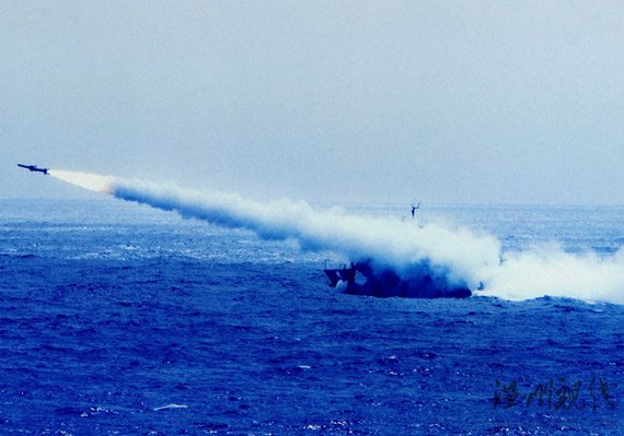 資料圖：中國海軍022級隱身導(dǎo)彈艇發(fā)射反艦導(dǎo)彈