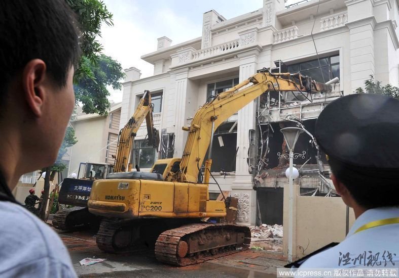 造價2億元的違章建筑別墅被拆除