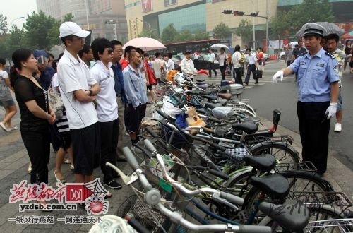 民警批評教育闖紅燈者。