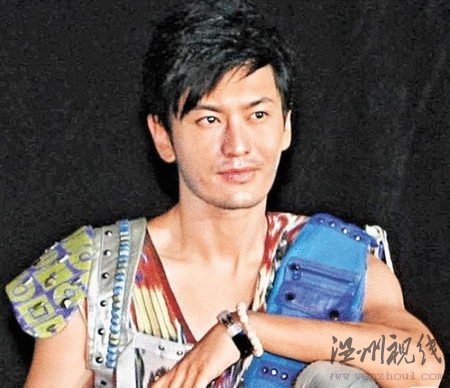 黃曉明舊照曝光疑整容 知情人稱半年打次瘦臉針
