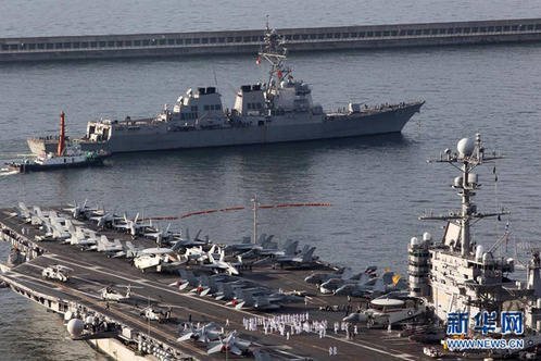 7月25日，美國“喬治·華盛頓”號航母（下）和9200噸級的宙斯頓驅逐艦“麥克·坎貝爾”號（上）離開韓國釜山港前往韓國東部海域參加聯合軍演。韓國與美國25日清晨開始在韓國東部海域（日本海）舉行為期4天的聯合軍事演習，韓美參加演習的兵力為8000多人。新華社
