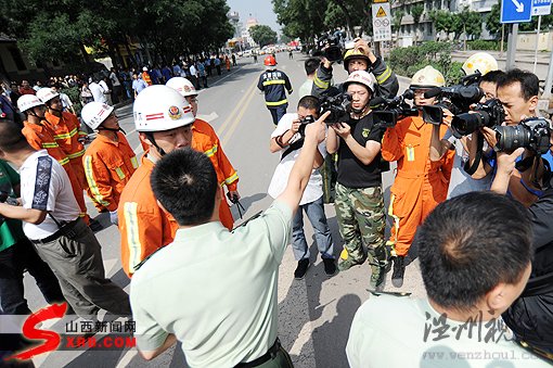 山西省人民醫院前地面塌陷致門診樓側塌(組圖)