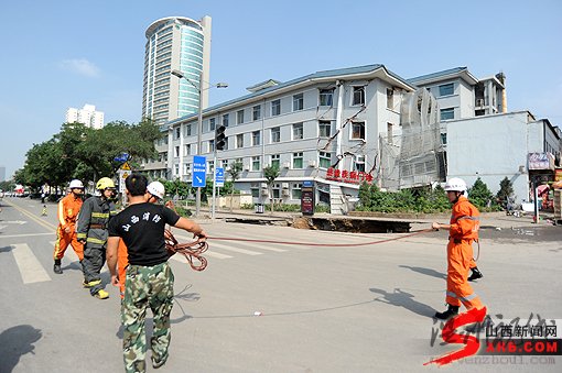 山西省人民醫院前地面塌陷致門診樓側塌(組圖)