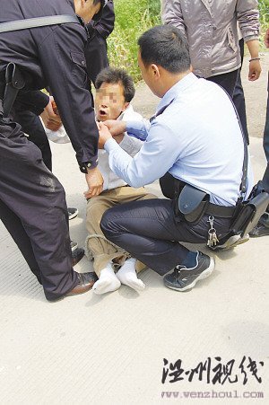 精神病人將7歲兒子鎖家中折磨被制服