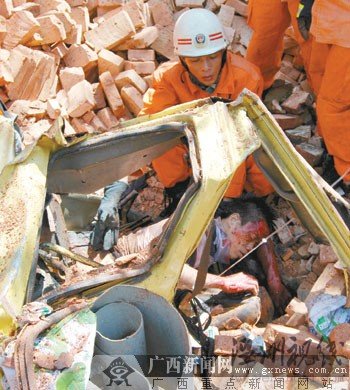 貨車剎車失靈與運磚車相撞致1死3傷(組圖)