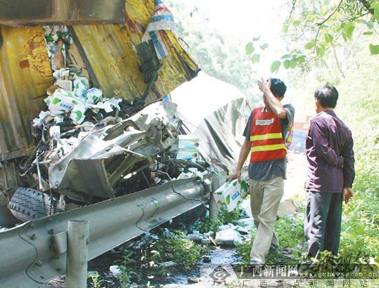 貨車剎車失靈與運磚車相撞致1死3傷(組圖)
