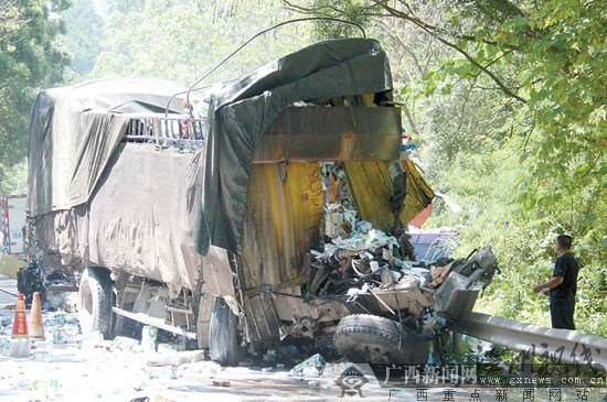 貨車剎車失靈與運磚車相撞致1死3傷(組圖)