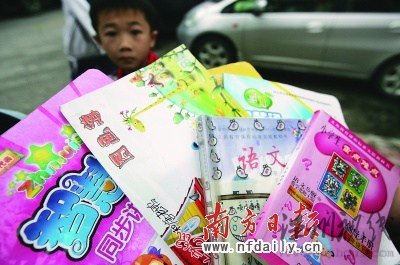 小學(xué)生書包重達(dá)10斤專家稱影響身心健康(組圖)