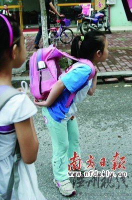 小學(xué)生書包重達(dá)10斤專家稱影響身心健康(組圖)