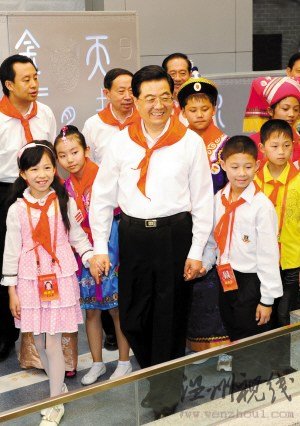 與胡錦濤牽手參觀科技館少年稱不舍得洗手