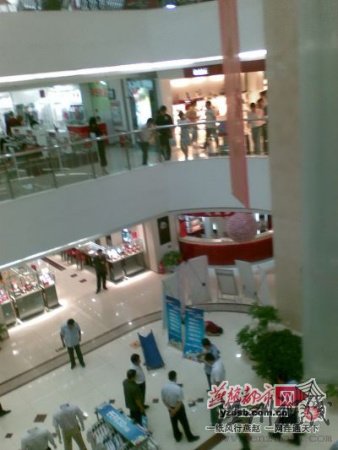 男子商廈里翻爬8樓欄桿后跳下身亡