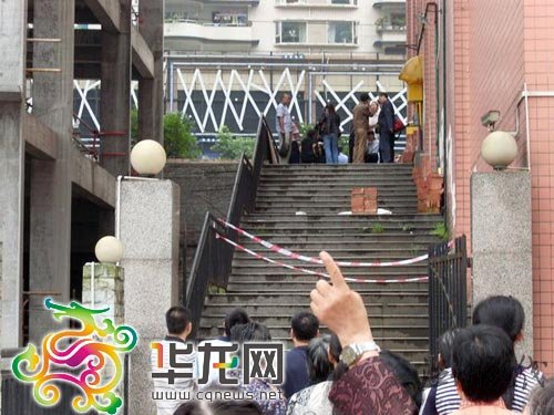 父親送孩子高考歸家途中被鋼管砸死(圖)