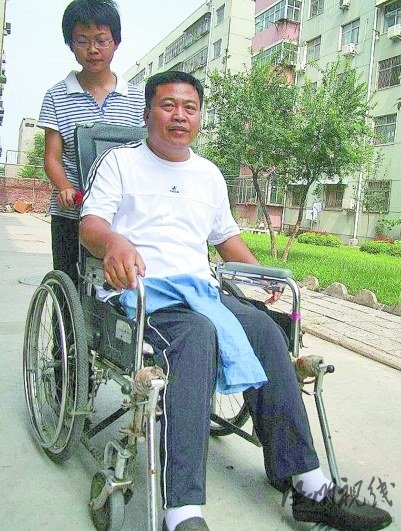 高位截癱父親床上設課堂教出兩大學生女兒(圖)