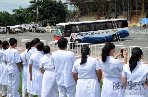 8月24日下午，一群菲律賓女學(xué)生在事發(fā)現(xiàn)場(chǎng)以曾被劫持的香港旅游大巴為背景合影留念。事發(fā)地是馬尼拉最重要的廣場(chǎng)，包括總統(tǒng)就職儀式和國(guó)慶日集會(huì)都在這個(gè)廣場(chǎng)舉行，附近還有美國(guó)大使館和馬尼拉飯店等知名建筑。