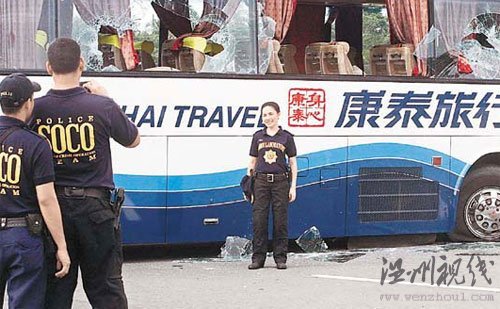 菲律賓警察在香港游客遭劫現(xiàn)場(chǎng)拍照留念