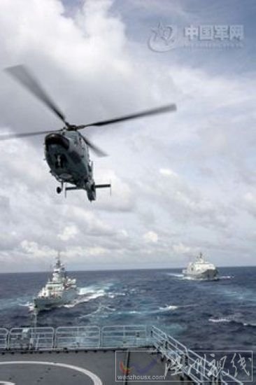 資料圖：右側(cè)軍艦為昆侖山號登陸艦