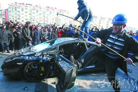 4S店越修越壞 青島車主怒砸300萬蘭博基尼