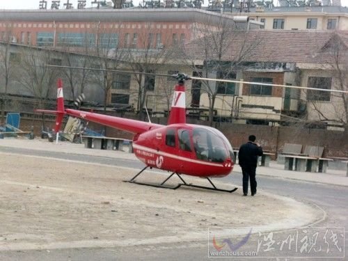 山東直升機(jī)接人，山東男子駕直升機(jī)空降校園接走女生