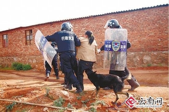 房主被帶離現(xiàn)場 記者 周明佳 攝