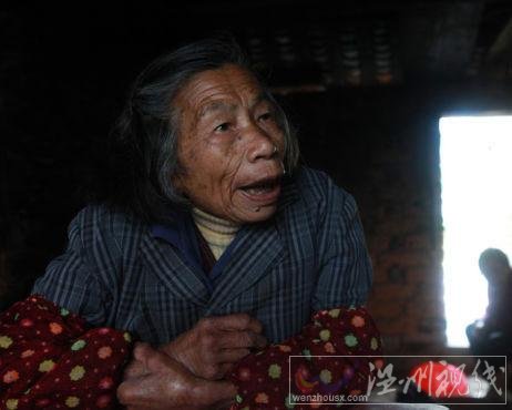 回小村的陳習(xí)娥老人告訴記者，她的孫女3個月時被搶走，至今下落不明。 記者 李漠 攝