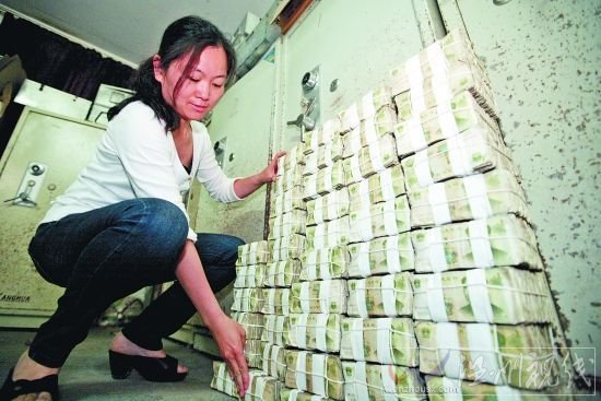 近一米高的一大疊錢還不到5萬元（來源：泉州晚報）