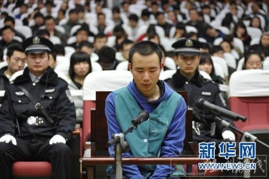 資料圖片：3月23日，藥家鑫在法庭痛哭懺悔。