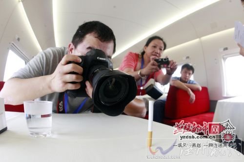 時速300公里，記者用一根香煙測試列車的平穩(wěn)，香煙立桌上不倒。