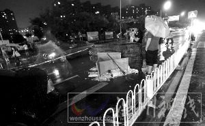 昨日，蘋果園南路兩人被沖入井內。事發后，現場已拉上警戒線。本報記者 王貴彬 攝