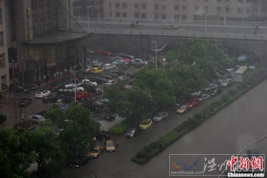 6月28日下午，長沙遭遇暴雨襲擊，城區部分地段由于積水較深，導致交通受阻。在積水較為嚴重的長沙市八一橋段，部分車輛已經拋錨，被浸水中。圖為一輛轎車因積水太深拋錨。劉雙雙 攝