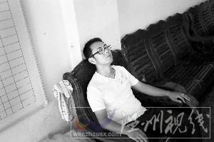 聽到提早趕到的親屬說，無人認領的女子體貌特征極像妻子陳碧，楊峰癱坐在椅子上喃喃默念，“希望不是她，希望她被好心人救走”。