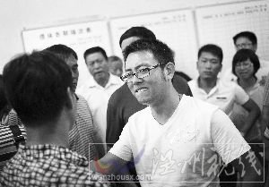 眾親友趕到殯儀館，準備陪楊峰去認尸。此前，楊峰發(fā)動200余親友幫助尋妻。