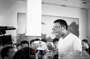 確認妻子死訊后，楊峰情緒激動，站在凳子上向媒體講述尋親遭遇。