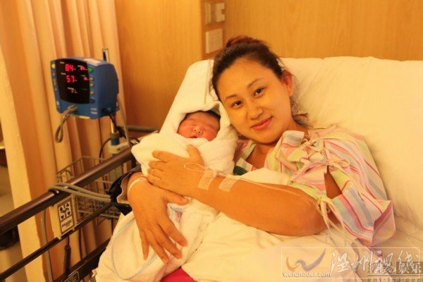 趙文卓老婆張丹露在香港醫院剖腹為他產下一子