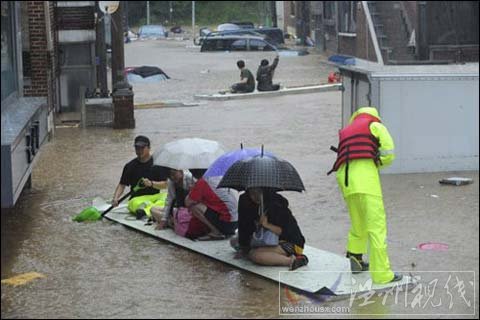 韓國首爾及周邊地區(qū)強降雨百年一遇 32人遇難