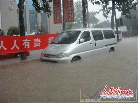 河北燕郊遭強暴雨襲擊 街道積水嚴重(圖)