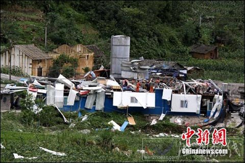 湖北興山遭暴風襲擊 多家店面頂棚被掀翻