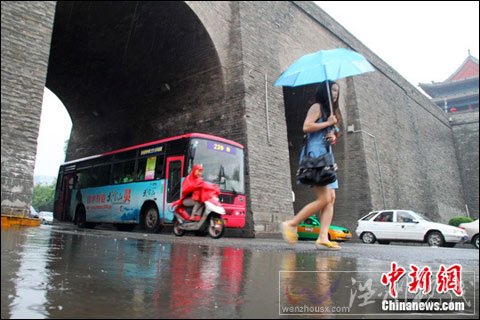 西安遭遇大面積降水 市民出行受影響（組圖）