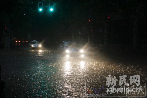 黑云壓城 申城31日下午遭遇強(qiáng)降雨