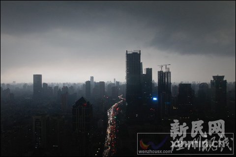 黑云壓城 申城31日下午遭遇強(qiáng)降雨