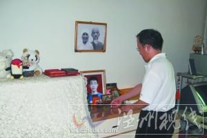 8月3日，藥慶衛在兒子藥家鑫的屋里，桌上放著藥家鑫的照片以及他最喜歡的濱崎步唱片。本報記者